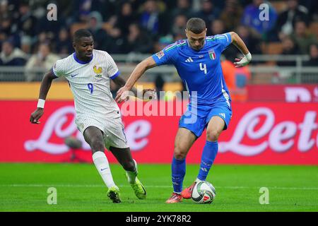 Mailand, Italien. November 2024. Frankreichs Marcus Thuram kämpfte am Sonntag, den 17. November 2024 im San Siro Stadion in Mailand um den Ball mit dem Italiener Alessandro Buongiorno. Sport - Fußball . (Foto: Spada/LaPresse) Credit: LaPresse/Alamy Live News Stockfoto