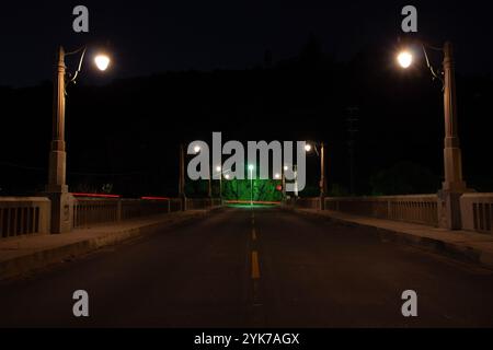 Moody-nächtlicher Blick auf den leeren Mulholland Drive im Cahuenga Pass über die Autobahn 101 mit Blick auf die Vintage-Straßenlaternen Stockfoto