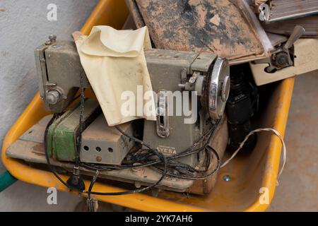 Valencia, Spanien. November 2024. 20 Tage später. Eine alte Nähmaschine wurde von der Überschwemmung in Picanya, Valencia, Spanien, geborgen. Quelle: Empar Bessó / Alamy Live News Stockfoto