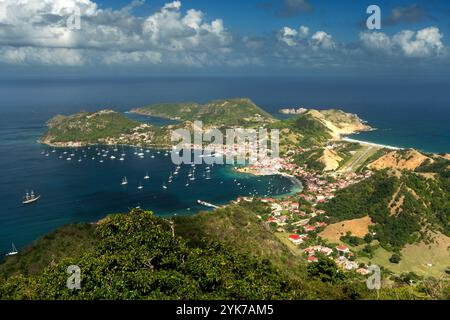 Blick auf Terre-de-Haut auf den Les Saintes Inseln vor Guadeloupe vom Gipfel des Le Chemeau Hill Stockfoto