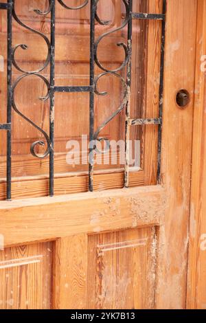 Valencia, Spanien. November 2024. 20 Tage später. Detail einer Tür nach der Überschwemmung in Picanya, Valencia, Spanien. Quelle: Empar Bessó / Alamy Live News Stockfoto