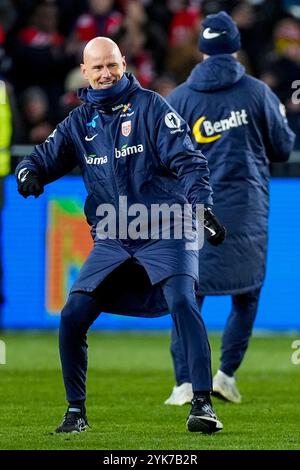 Oslo 20241117. Nationaltrainer Staale Solbakken feiert nach dem Sieg im Fußballspiel in der Nationalliga zwischen Norwegen und Kasachstan im Ullevaal-Stadion. Foto: Terje Pedersen / NTB Stockfoto