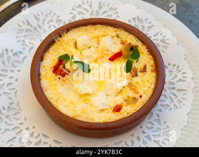 Köstlicher Gemüse-Kuchen mit Käse, serviert auf Tontopf. Flan de legumes et feta Stockfoto