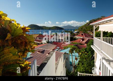 Blick auf die karibischen Gewässer von der Stadt Terre-de-Haut auf der Insel Les Saintes in Guadeloupe Stockfoto