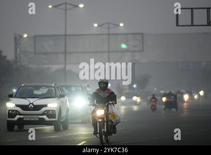 Neu-Delhi, Indien. November 2024. NOIDA, INDIEN - 17. NOVEMBER: Pendler an einem verdampften Abend, am 17. November 2024 in Noida, Indien. (Foto: Sunil Ghosh/Hindustan Times/SIPA USA) Credit: SIPA USA/Alamy Live News Stockfoto