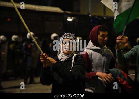 Athen, Griechenland. November 2024. Athen, Griechenland, 17. November 2024. Tausende von Menschen marschieren während der Kundgebung zum 51. Jahrestag des Studentenaufstandes 1973 gegen die Militärdiktatur, die Griechenland regierte, am 17. November 2024 in Athen, Griechenland. (Foto: Kostas Galanis/SIPA USA) Credit: SIPA USA/Alamy Live News Stockfoto