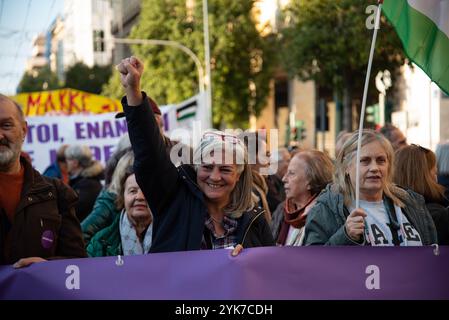 Athen, Griechenland. November 2024. Athen, Griechenland, 17. November 2024. Tausende von Menschen marschieren während der Kundgebung zum 51. Jahrestag des Studentenaufstandes 1973 gegen die Militärdiktatur, die Griechenland regierte, am 17. November 2024 in Athen, Griechenland. (Foto: Kostas Galanis/SIPA USA) Credit: SIPA USA/Alamy Live News Stockfoto