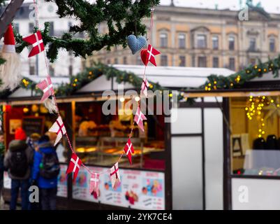 Kleine dänische Fahnen hängen als Ornament an einem Weihnachtsmarkt in Kopenhagen, Dänemark Stockfoto