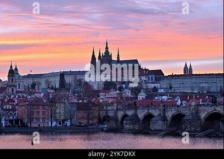 Blick auf die Karlsbrücke, die Prager Burg und die Moldau in der Abenddämmerung. Prag, Tschechische Republik Stockfoto