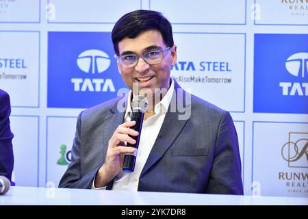 Kalkutta, Indien. November 2024. Der indische Schachgroßmeister Viswanathan Anand sah während der Pressekonferenz nach dem Spiel das 6. TATA Steel Chess India Tournament im Dhono Dhanyo Auditorium. Quelle: SOPA Images Limited/Alamy Live News Stockfoto