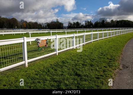 Emily Davison Memorial in Tattenham Corner, Epsom Racecourse. Pferderennen finden seit 1661 in Epsom Downs statt. Der Platz ist vor allem für drei der besten Platzwettbewerbe der britischen Klasse 1 bekannt, den Oaks, den Coronation Cup und das Derby. Das Derby zieht regelmäßig Menschenmassen von über 40.000 an. In seiner fast 400-jährigen Geschichte haben viele britische Könige, Königinnen und Mitglieder der Aristokratie an Rennen in Epsom teilgenommen. Stockfoto