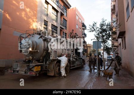 Valencia, Spanien. November 2024. Zwanzig Tage später setzen die Freiwilligen und die UME (Armee) die Reinigung der überfluteten Häuser und Straßen in Picanya, Valencia, Spanien fort. Quelle: Empar Bessó / Alamy Live News Stockfoto