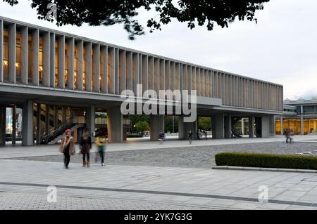 Das Hiroshima Peace Memorial Museum wurde 1955 vom Architekten Tange Kenzo im Hiroshima Peace Park in Japan entworfen Stockfoto