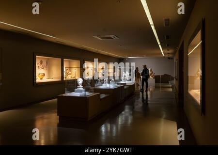 Selcuk, İzmir – TR – 21. Oktober 2024 in der Galerie des Ephesus-Museums werden antike Artefakte wie Statuen, Mosaiken und Töpferwaren in gut beleuchteten Di ausgestellt Stockfoto