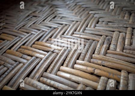 Ein Handwerk aus altem Rattan. Natur Hintergrund. Stockfoto