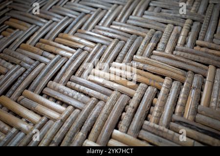 Ein Handwerk aus altem Rattan. Natur Hintergrund. Stockfoto