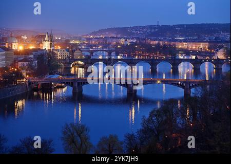 Prag überquert die Moldau vom Letna Park in der Abenddämmerung. Prag, Tschechische Republik Stockfoto