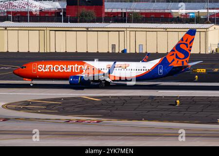 Sky Harbor International Airport, 16-11-24 Phoenix AZ USA Aun Country Airlines Boeing 737-800 N831SY Ankunft in 26 am Sky Harbor International Airp Stockfoto