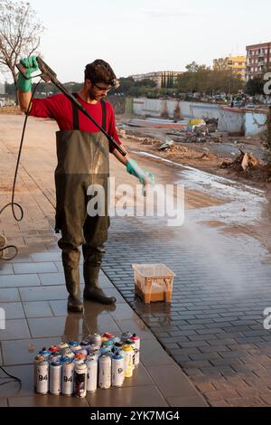 Valencia, Spanien. November 2024. 20 Tage später. Ein Künstler reinigt seine Farbdosen nach der Überschwemmung in Picanya, Valencia, Spanien. Quelle: Empar Bessó / Alamy Live News Stockfoto