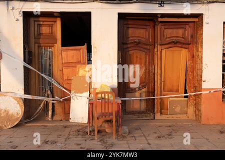 Valencia, Spanien. November 2024. 20 Tage später. Detail von zwei Häusern nach dem Hochwasser in Picanya, Valencia, Spanien. Quelle: Empar Bessó / Alamy Live News Stockfoto