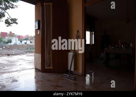 Valencia, Spanien. November 2024. 20 Tage später. Blick aus einem überfluteten Haus in Picanya, Valencia, Spanien. Quelle: Empar Bessó / Alamy Live News Stockfoto