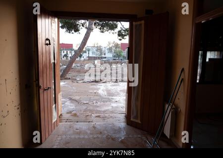 Valencia, Spanien. November 2024. 20 Tage später. Blick aus einem überfluteten Haus in Picanya, Valencia, Spanien. Quelle: Empar Bessó / Alamy Live News Stockfoto