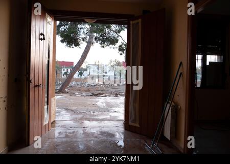 Valencia, Spanien. November 2024. 20 Tage später. Blick aus einem überfluteten Haus in Picanya, Valencia, Spanien. Quelle: Empar Bessó / Alamy Live News Stockfoto