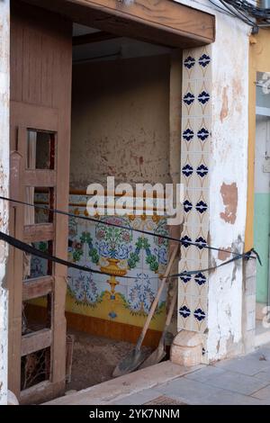 Valencia, Spanien. November 2024. 20 Tage später. Detail eines Hauses nach der Überschwemmung in Picanya, Valencia, Spanien. Quelle: Empar Bessó / Alamy Live News Stockfoto