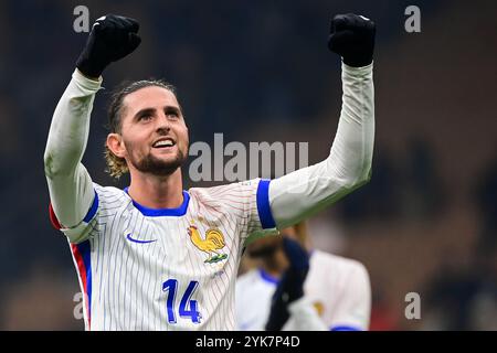 Adrien Rabiot (Olympique de Marseille) aus Frankreich feiert am 17. November 2024 im San Siro Stadion in Mailand mit seinen Teamkollegen am Ende des Fußballspiels der UEFA Nations League zwischen Italien und Frankreich Stockfoto