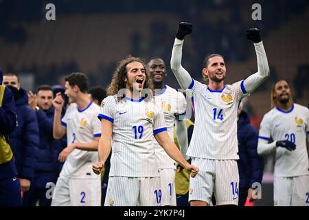 Matteo Guendouzi (SS Latium) aus Frankreich und Adrien Rabiot (Olympique de Marseille) aus Frankreich feiern am 17. November 2024 im San Siro Stadion in Mailand mit ihren Teamkollegen am Ende des Fußballspiels der UEFA Nations League zwischen Italien und Frankreich Stockfoto