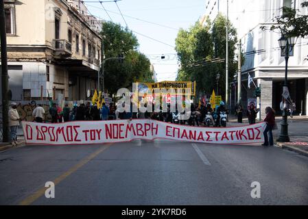 Athen, Griechenland. November 2024. Athen, Griechenland, 17. November 2024. Tausende von Menschen marschieren während der Kundgebung zum 51. Jahrestag des Studentenaufstandes 1973 gegen die Militärdiktatur, die Griechenland regierte, am 17. November 2024 in Athen, Griechenland. (Foto: Kostas Galanis/SIPA USA) Credit: SIPA USA/Alamy Live News Stockfoto