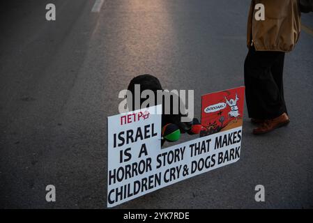 Athen, Griechenland. November 2024. Athen, Griechenland, 17. November 2024. Tausende von Menschen marschieren während der Kundgebung zum 51. Jahrestag des Studentenaufstandes 1973 gegen die Militärdiktatur, die Griechenland regierte, am 17. November 2024 in Athen, Griechenland. (Foto: Kostas Galanis/SIPA USA) Credit: SIPA USA/Alamy Live News Stockfoto