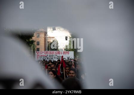 Athen, Griechenland. November 2024. Athen, Griechenland, 17. November 2024. Tausende von Menschen marschieren während der Kundgebung zum 51. Jahrestag des Studentenaufstandes 1973 gegen die Militärdiktatur, die Griechenland regierte, am 17. November 2024 in Athen, Griechenland. (Foto: Kostas Galanis/SIPA USA) Credit: SIPA USA/Alamy Live News Stockfoto