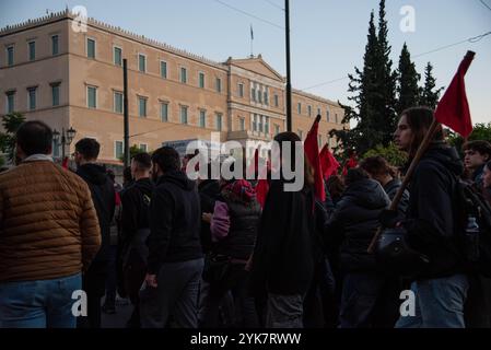 Athen, Griechenland. November 2024. Athen, Griechenland, 17. November 2024. Tausende von Menschen marschieren während der Kundgebung zum 51. Jahrestag des Studentenaufstandes 1973 gegen die Militärdiktatur, die Griechenland regierte, am 17. November 2024 in Athen, Griechenland. (Foto: Kostas Galanis/SIPA USA) Credit: SIPA USA/Alamy Live News Stockfoto
