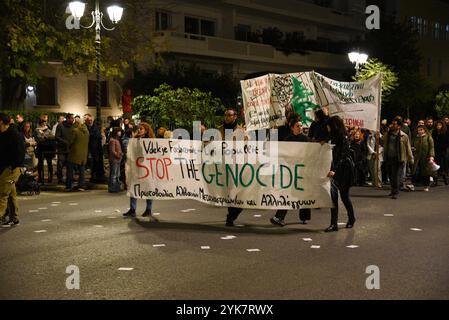 Athen, Griechenland. November 2024. Athen, Griechenland, 17. November 2024. Tausende von Menschen marschieren während der Kundgebung zum 51. Jahrestag des Studentenaufstandes 1973 gegen die Militärdiktatur, die Griechenland regierte, am 17. November 2024 in Athen, Griechenland. (Foto: Kostas Galanis/SIPA USA) Credit: SIPA USA/Alamy Live News Stockfoto