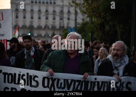 Athen, Griechenland. November 2024. Athen, Griechenland, 17. November 2024. Tausende von Menschen marschieren während der Kundgebung zum 51. Jahrestag des Studentenaufstandes 1973 gegen die Militärdiktatur, die Griechenland regierte, am 17. November 2024 in Athen, Griechenland. (Foto: Kostas Galanis/SIPA USA) Credit: SIPA USA/Alamy Live News Stockfoto