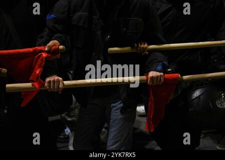 Athen, Griechenland. November 2024. Athen, Griechenland, 17. November 2024. Tausende von Menschen marschieren während der Kundgebung zum 51. Jahrestag des Studentenaufstandes 1973 gegen die Militärdiktatur, die Griechenland regierte, am 17. November 2024 in Athen, Griechenland. (Foto: Kostas Galanis/SIPA USA) Credit: SIPA USA/Alamy Live News Stockfoto