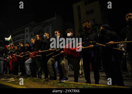 Athen, Griechenland. November 2024. Athen, Griechenland, 17. November 2024. Tausende von Menschen marschieren während der Kundgebung zum 51. Jahrestag des Studentenaufstandes 1973 gegen die Militärdiktatur, die Griechenland regierte, am 17. November 2024 in Athen, Griechenland. (Foto: Kostas Galanis/SIPA USA) Credit: SIPA USA/Alamy Live News Stockfoto