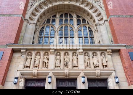 Statuen großer Männer aus Kunst, Philosophie, Wissenschaft und Industrie über dem Haupteingang des Aston Webb Gebäudes, Birmingham University, Großbritannien Stockfoto