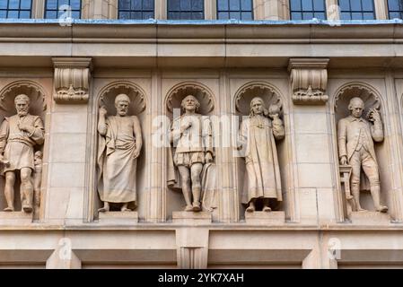 Statuen großer Männer aus Kunst, Philosophie, Wissenschaft und Industrie über dem Haupteingang des Aston Webb Gebäudes, Birmingham University, Großbritannien. Stockfoto