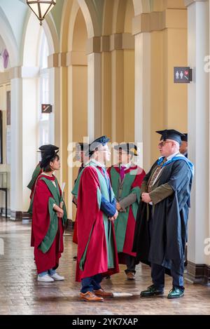 Ingenieurstudenten vor ihrer Abschlussfeier an der Universität Birmingham, Großbritannien. Das sind vielleicht Postgraduierte. Stockfoto