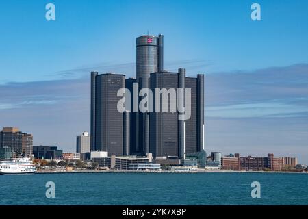 Blick auf das GM Renaissance Center im Zentrum von Detroit Michigan USA vom Windsor Sculpture Garden Park in Windsor, Ontario, Kanada Stockfoto