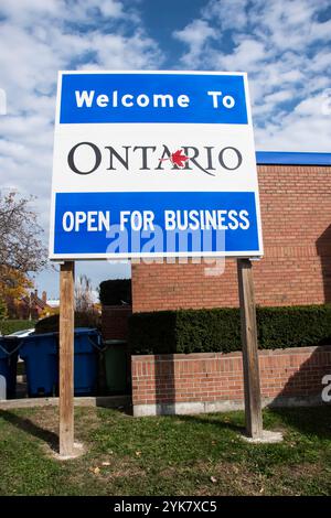 Willkommen beim Schild für die Provinz Ontario an der Grenze zwischen Ontario und USA Michigan an der Park Street East im Stadtzentrum von Windsor, Ontario, Kanada Stockfoto