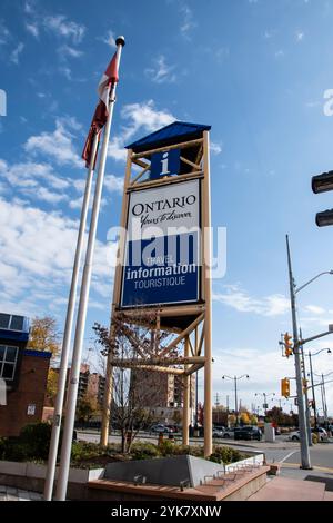 Schild für das Ontario Tourist Information Centre auf der Park Street East in Downtown Windsor, Ontario, Kanada Stockfoto