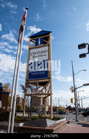 Schild für das Ontario Tourist Information Centre auf der Park Street East in Downtown Windsor, Ontario, Kanada Stockfoto