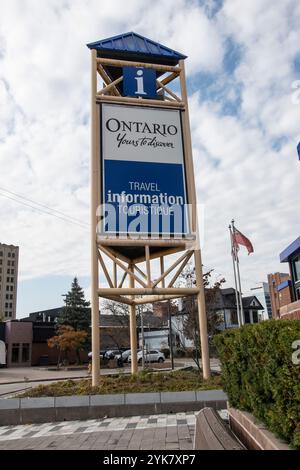 Schild für das Ontario Tourist Information Centre auf der Park Street East in Downtown Windsor, Ontario, Kanada Stockfoto