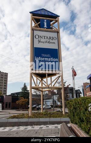 Schild für das Ontario Tourist Information Centre auf der Park Street East in Downtown Windsor, Ontario, Kanada Stockfoto