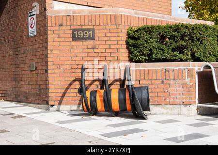 Verkehrskegel in einem Fahrradträger in der Goyeau Street im Zentrum von Windsor, Ontario, Kanada Stockfoto