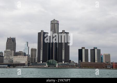 Blick auf das GM Renaissance Center im Zentrum von Detroit Michigan USA vom Windsor Sculpture Garden Park in Windsor, Ontario, Kanada Stockfoto