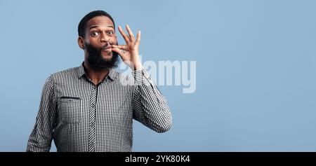 Lustige afrikaner Mann macht Zpping Lippen Geste mit der Hand Stockfoto